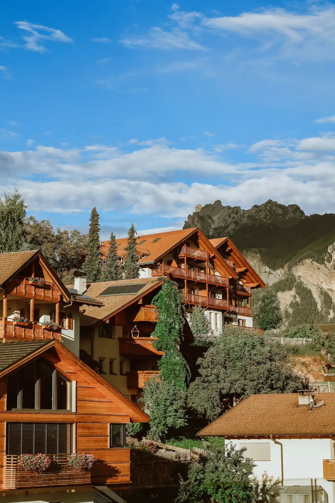 Chalets en bois au pied des montagnes, sous un ciel bleu